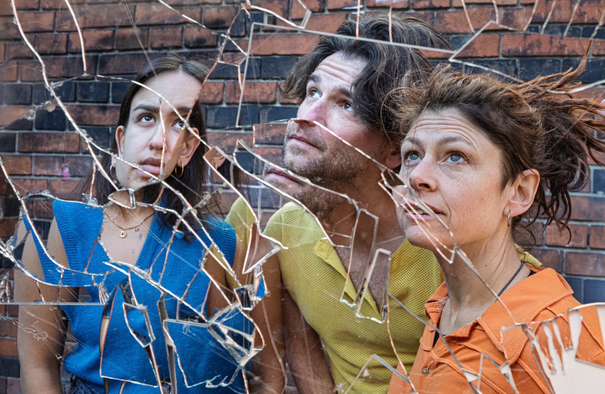 Drei Personen im zersplittertem Spiegelbild