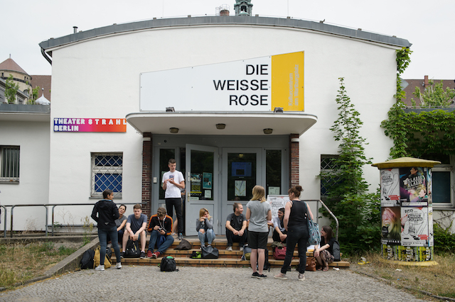 Weiße Rose Eingang von außen mit Besucher*innen